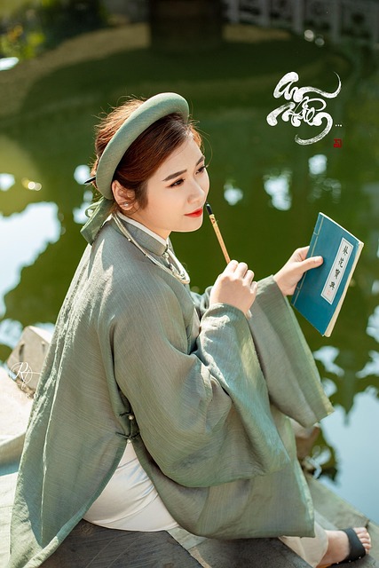 Free Traditional Dress Model photo and picture