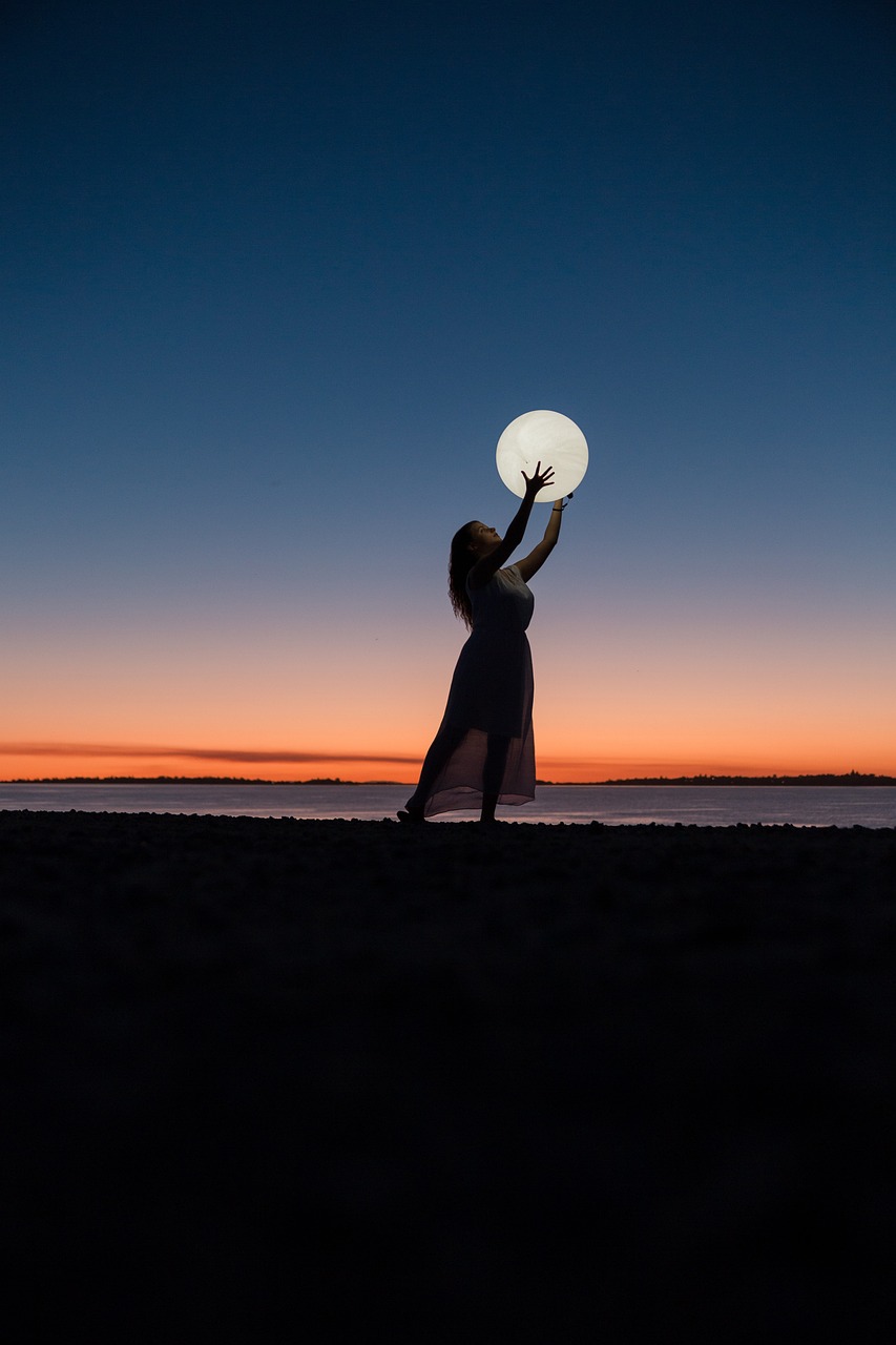 mujer-luna-playa-foto-gratis-en-pixabay-pixabay