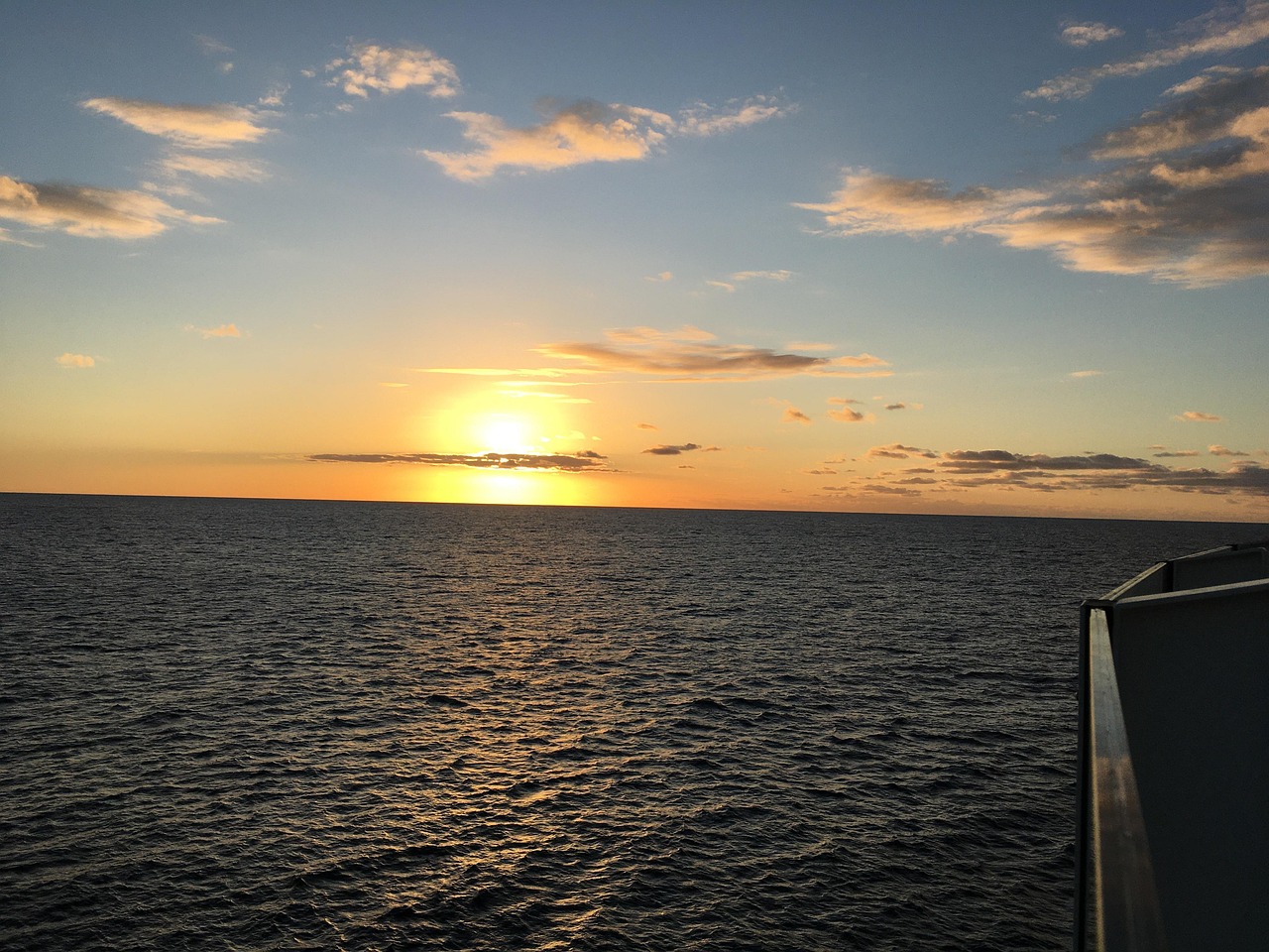 Puesta De Sol Sobre El Mar Islas Foto gratis en