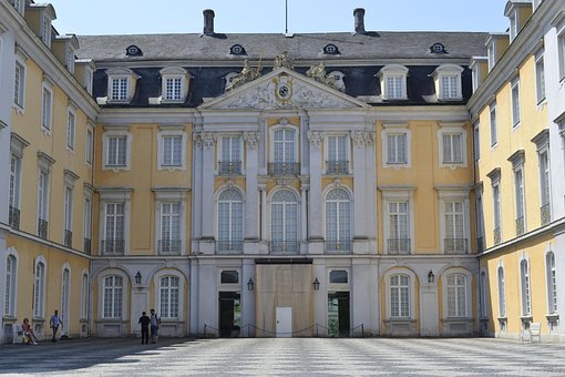 Wie alt ist das Brühler Schloss? Wie alt ist das Brühler Schloss?