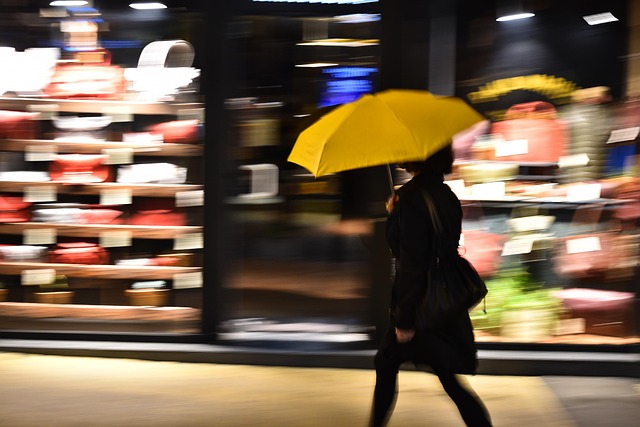 Geel, Paraplu, Vrouw Lopen
