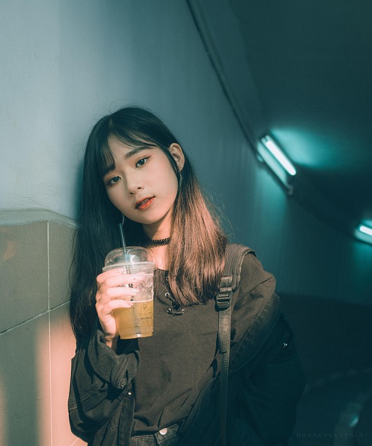 액티브 ETF 관련 이미지 - 여성, 모델, 마시다