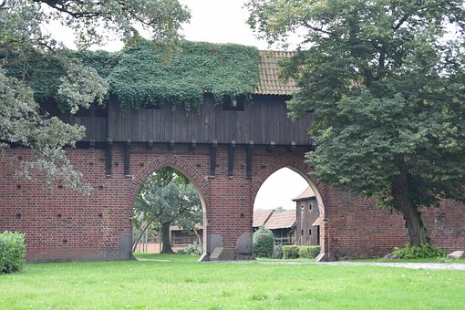Free Castle Malbork photo and picture