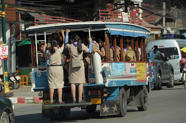 Thailand, Schulbus, Schuluniform