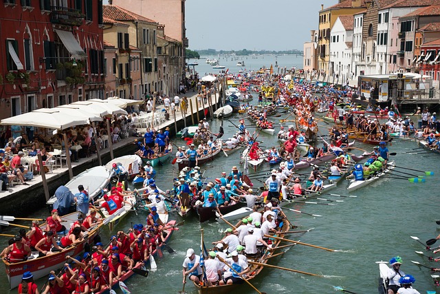 Italia: La Regata Storica riempie il Canal Grande di barche colorate