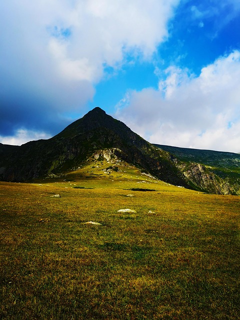 Munte, Vârf, Luncă, Iarbă, Cer, Nori