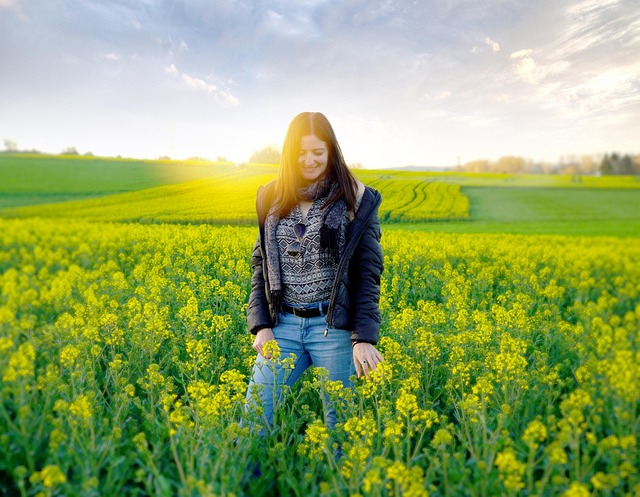 Junge Frau, Feld, Feder, Rapsfeld