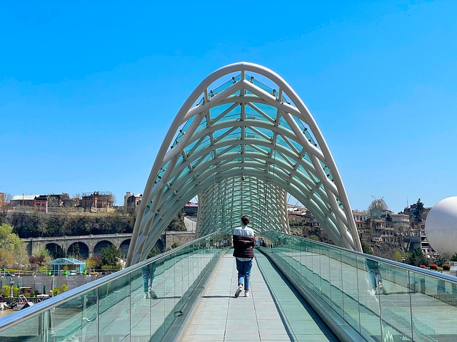 Tbilisi, Procházka, Most Míru, Cestuje