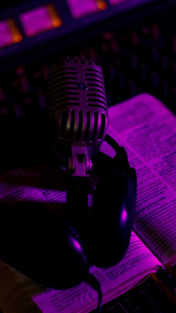 Mic, Bibel, Telefon