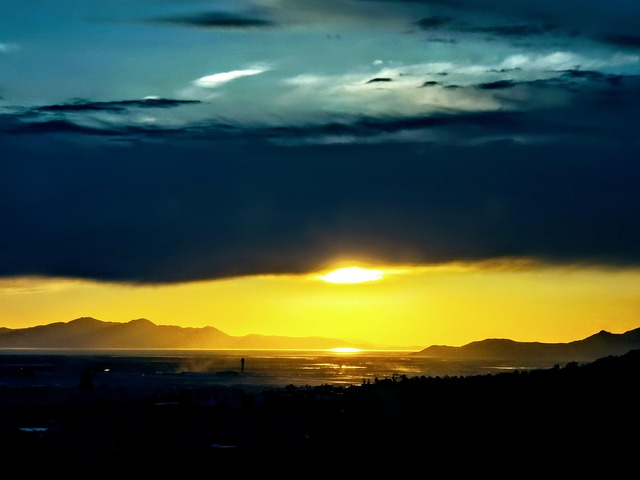 Sø, Solnedgang, Bjerge, Skyer