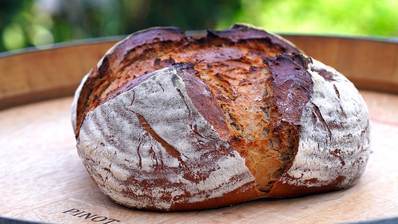 https://cdn.pixabay.com/photo/2021/06/12/12/17/bread-6330807_1280.jpg