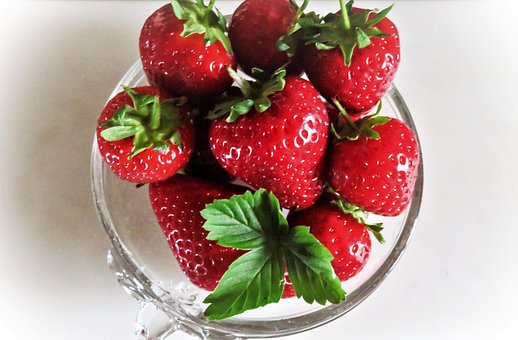 https://cdn.pixabay.com/photo/2021/06/15/14/52/strawberries-6338813__340.jpg