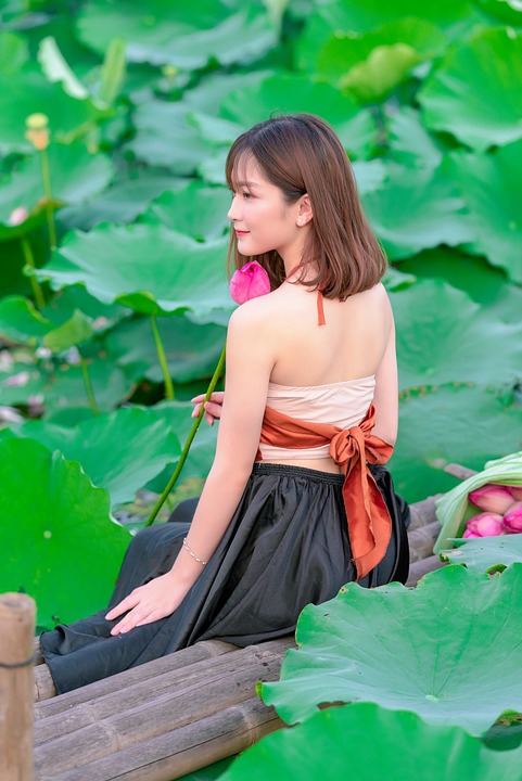 Vietnamese girls overseas are the core pressure in preserving and selling cultural identification.