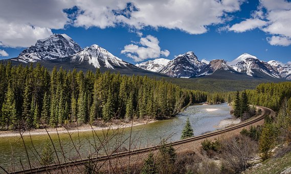 Fluss, Eisenbahn, Berge, Banff, Alberta