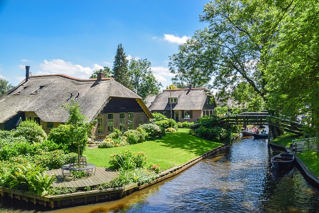 Thatched farmhouses along a canal in Giethoorn
