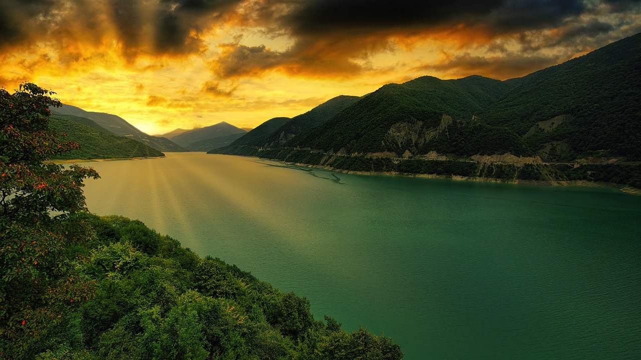 https://cdn.pixabay.com/photo/2021/07/07/13/11/lake-6394315_1280.jpg