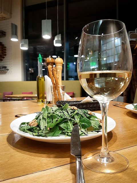 Jantar, Um Restaurante, Um Copo De Vinho