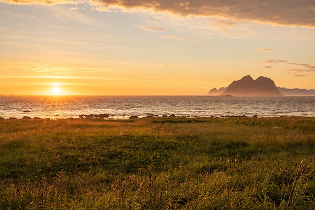 Free Midnight Sun Lofoten photo and picture