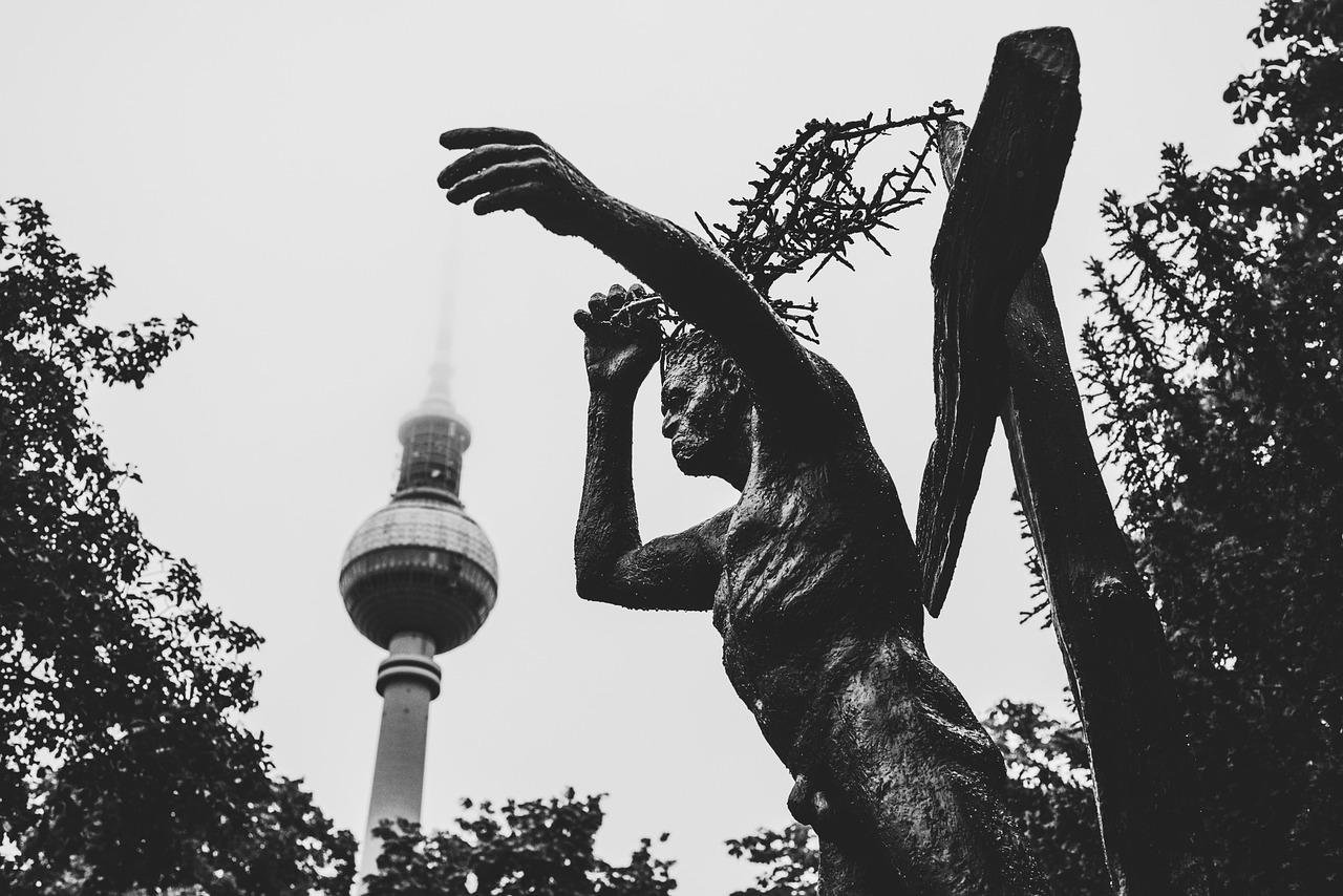 Jesus Sculpture - free online jigsaw puzzle photo