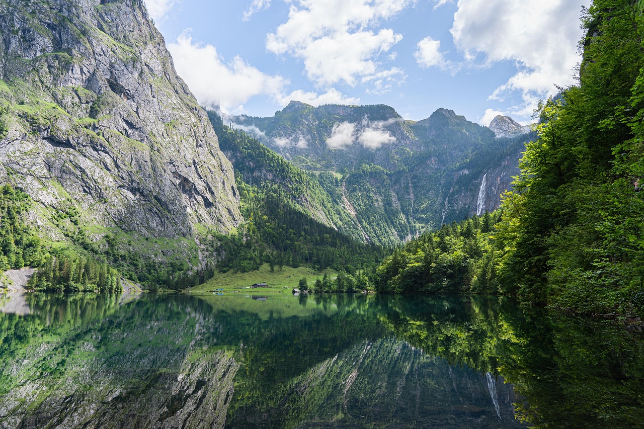 https://cdn.pixabay.com/photo/2021/08/24/14/06/lake-6570773_1280.jpg