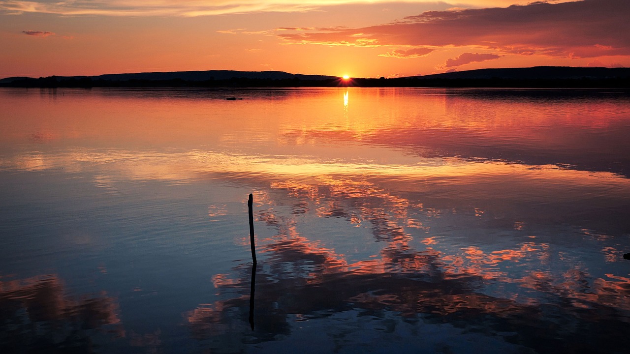 Lakeside Sunset Reflection Lake @ Sunset | The Lake At Sunset Time.