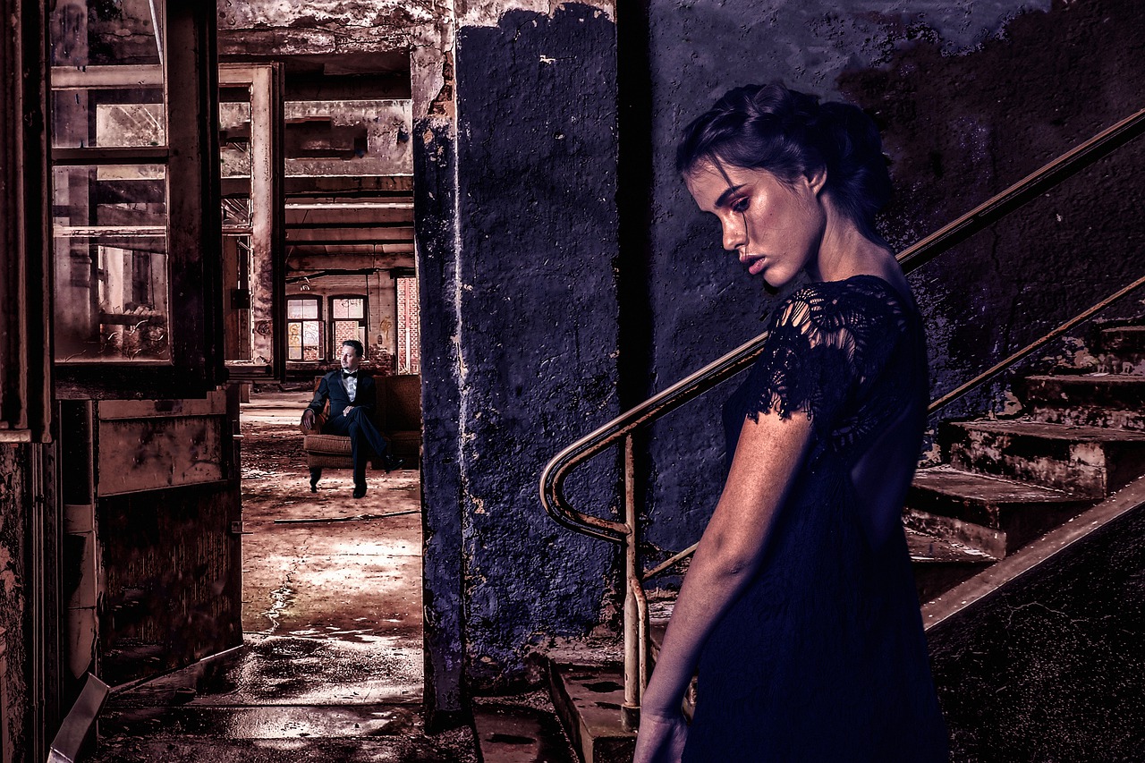 Mujer Triste Edificio Abandonado Imagen Gratis En Pixabay Pixabay