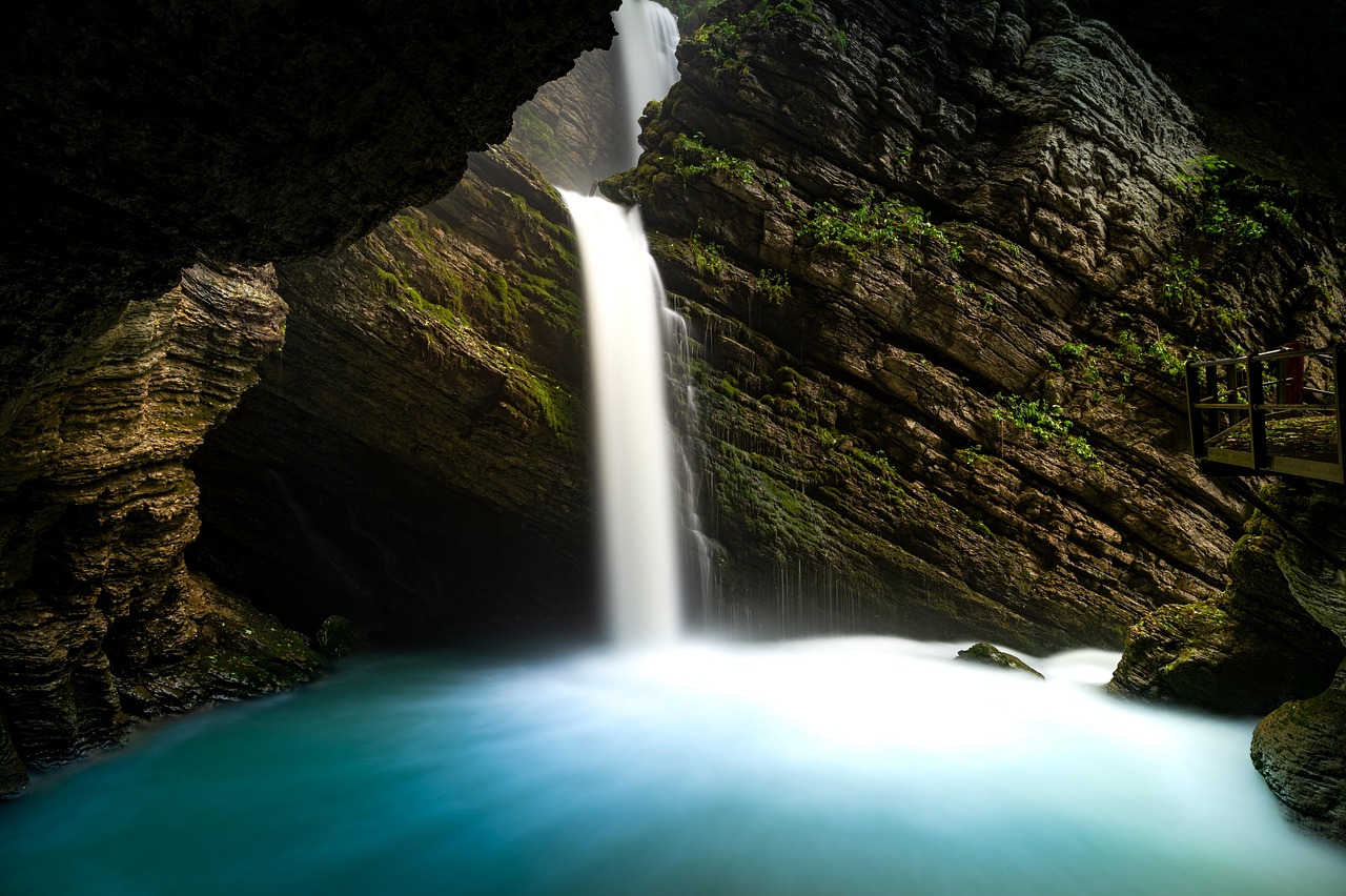 Waterfall - free online jigsaw puzzle photo