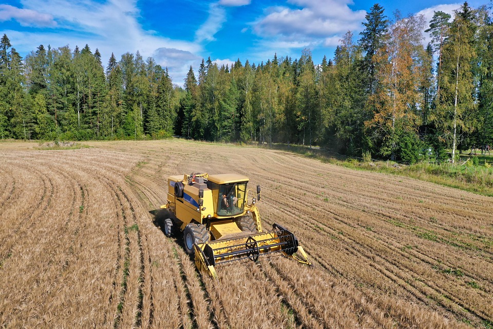 moissonneuse-batteuse-agriculture-photo-gratuite-sur-pixabay