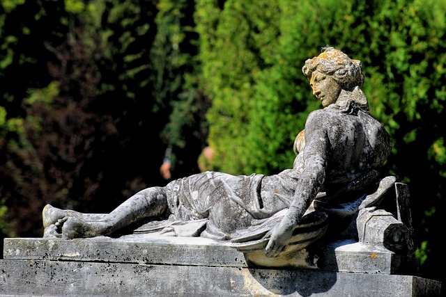 Cosa mangiare in Romania. statua in un giardino