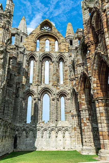 Whitby Abbey, Kostol, Skaza, Medzník