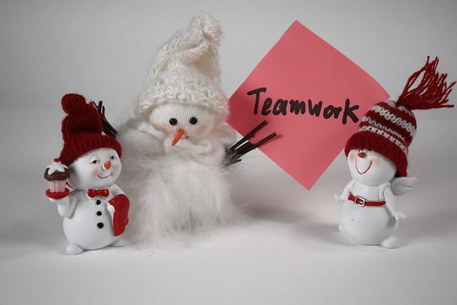 Free teamwork christmas decor snowmen illustration