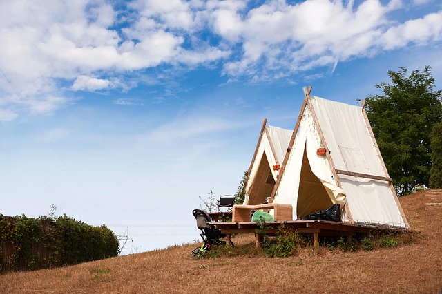 Tent, Blauwe Lucht En Witte Wolken