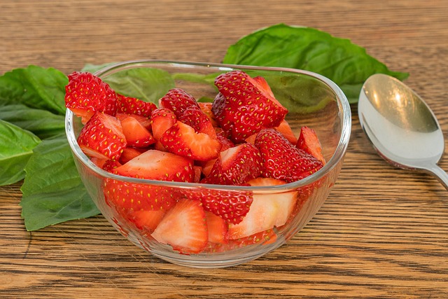 Free Strawberries Fruits photo and picture