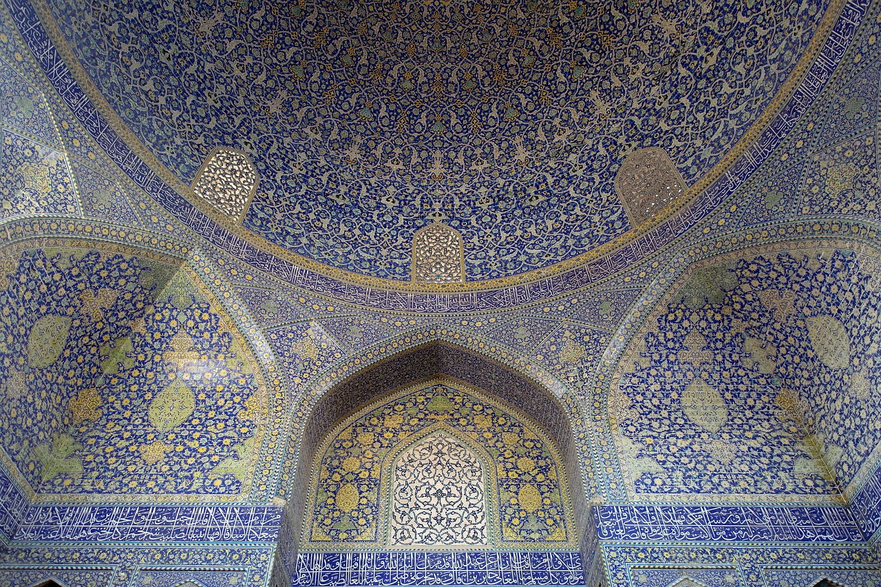 İsfahan'daki Abbasi Camii'nin geometrik desenli tavanı — Tusi'nin İran'ının estetiği