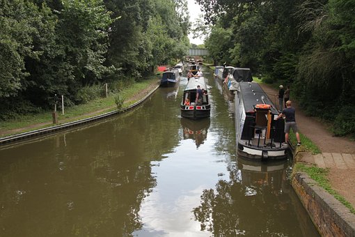 Schmales Boot, Kanal, Kanalfahrt