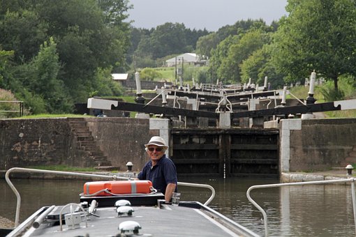 Schmales Boot, Kanal, Kanalfahrt