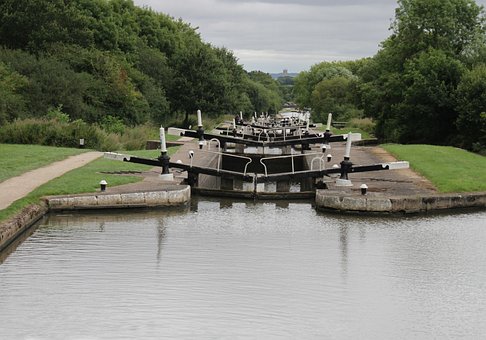 Schmales Boot, Kanal, Kanalfahrt