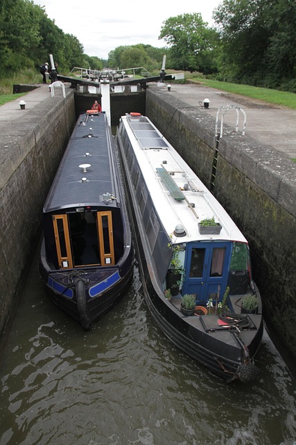 Schmales Boot, Kanal, Kanalfahrt