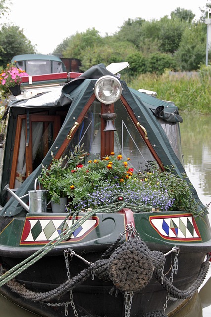 Bogen, Blumen, Schmales Boot, Kanal