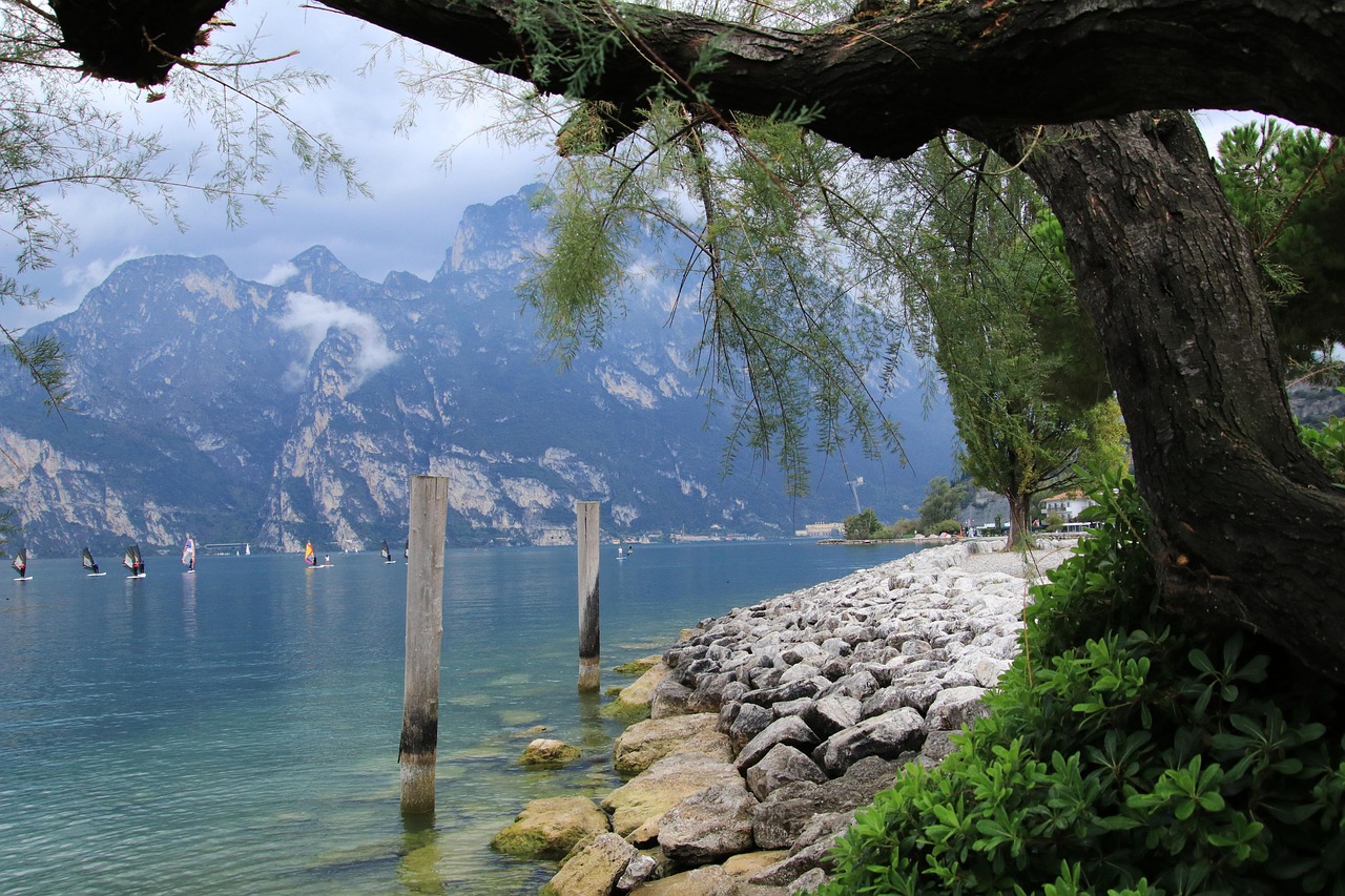 https://cdn.pixabay.com/photo/2021/10/29/18/22/lake-6752618_1280.jpg
