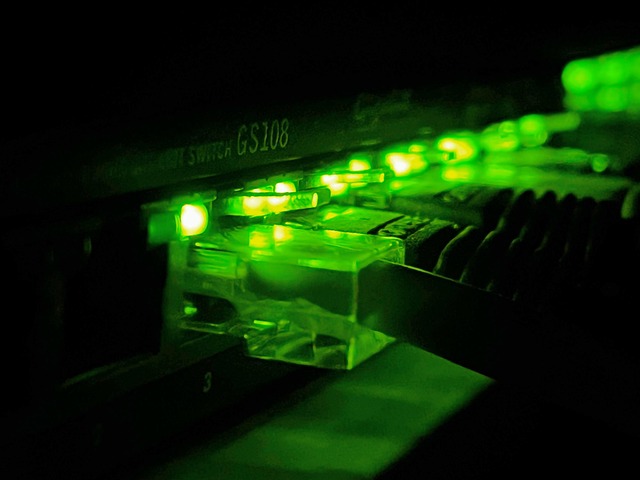 Internetul, Rețea De Comunicații