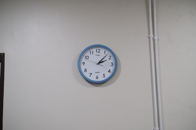 Blaue Wanduhr, Minimalistische Wanduhr