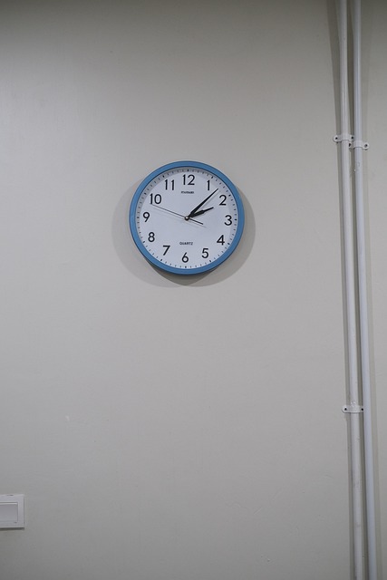 Blaue Wanduhr, Minimalistische Wanduhr