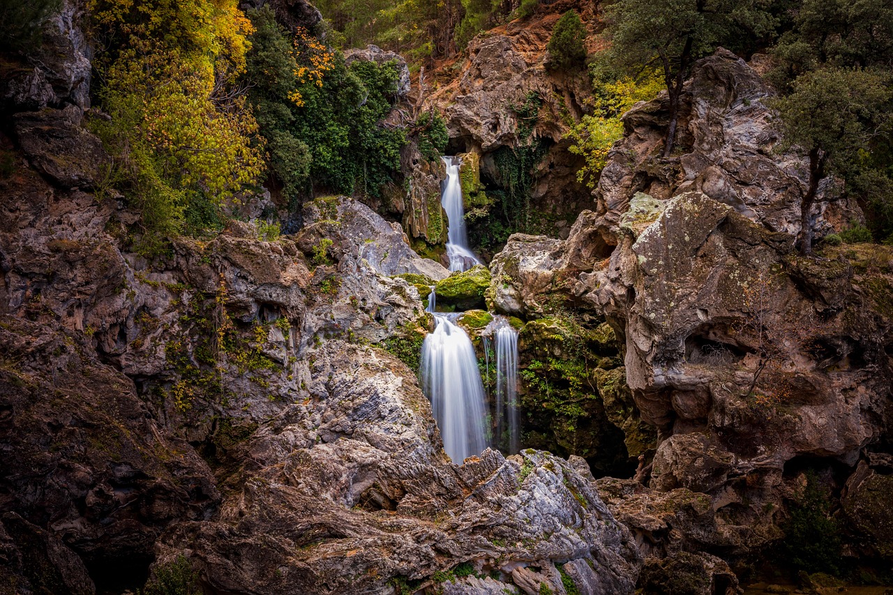 https://cdn.pixabay.com/photo/2021/11/18/12/14/waterfall-6806234_1280.jpg