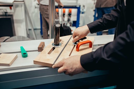 Création artisanale en bois réalisée lors d'un loisir créatif à domicile