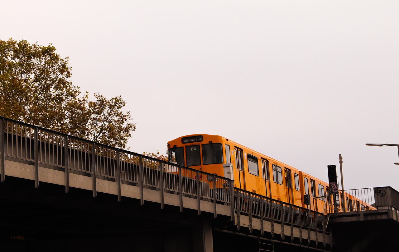 为何只有北京地铁官方上用英文单词 Subway但其他城市地铁却用Metro 知乎