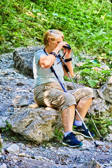 Doğada kuş gözlemcisi