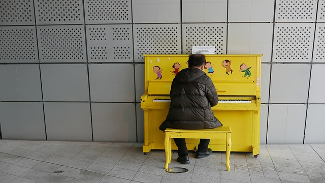 Klavier, Gelb, Straßenspiel