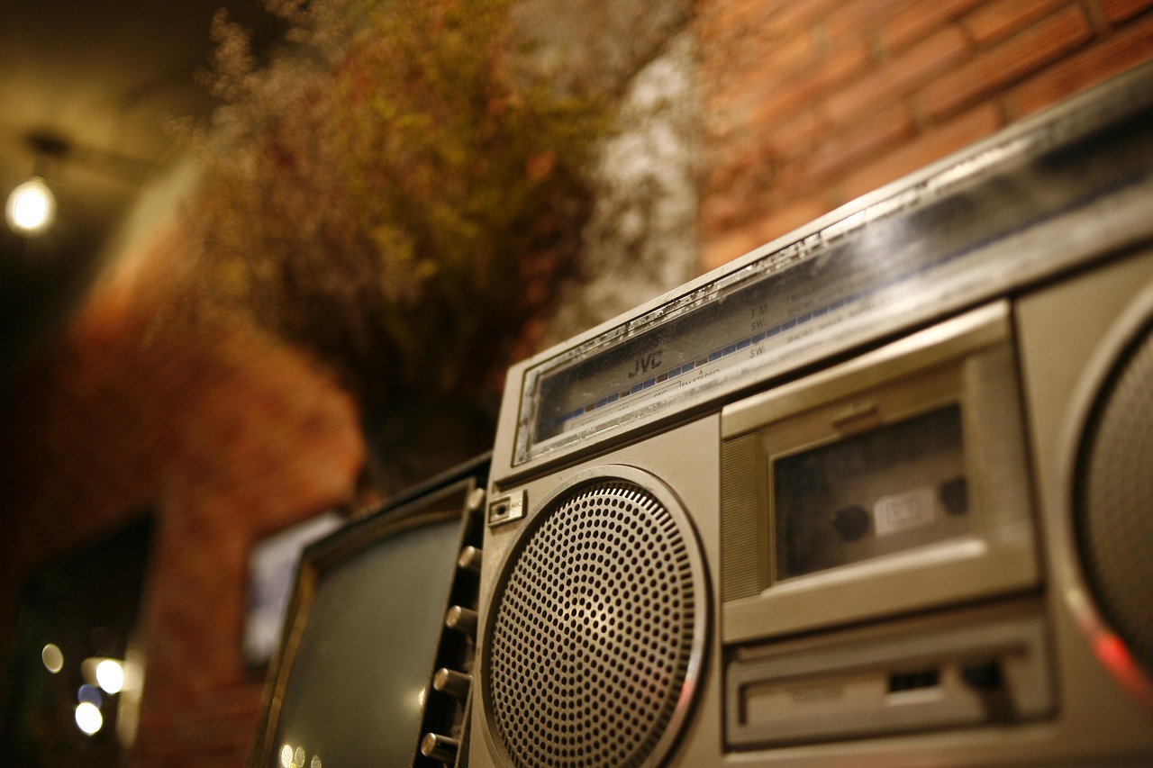 Antique Radio - free online jigsaw puzzle photo