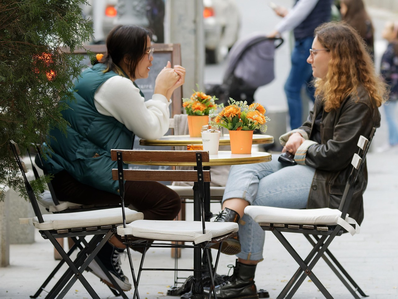 Pessoas em conversa próxima e genuína
